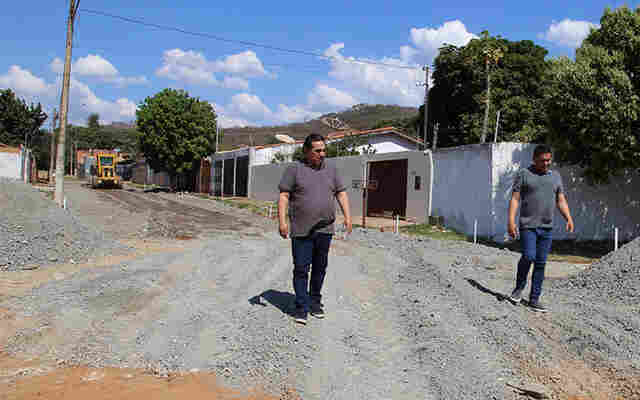 Prefeito acompanha execu&ccedil;&atilde;o da pavimenta&ccedil;&atilde;o e drenagem nos bairros Previsul, Industrial e Dom Bosco