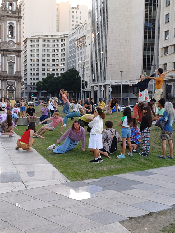 Bailarino da Cia de Dan&ccedil;a do Pantanal se apresenta com artistas da Rep&uacute;blica Tcheca e refugiados da Ucr&acirc;nia