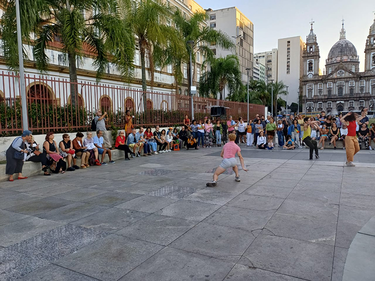 Bailarino da Cia de Dan&ccedil;a do Pantanal se apresenta com artistas da Rep&uacute;blica Tcheca e refugiados da Ucr&acirc;nia