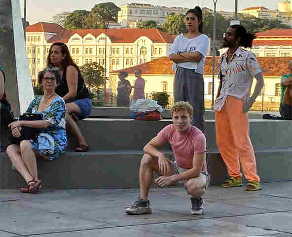 Bailarino da Cia de Dan&ccedil;a do Pantanal se apresenta com artistas da Rep&uacute;blica Tcheca e refugiados da Ucr&acirc;nia