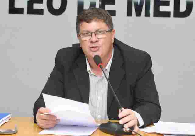 Presidente da C&acirc;mara solicita recupera&ccedil;&atilde;o de quadra esportiva na Alameda Vulcano