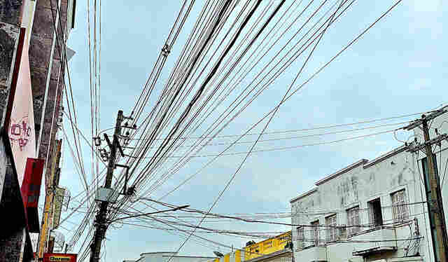 Vereador cobra fiscaliza&ccedil;&atilde;o para acabar com emaranhados de fios nos postes da cidade 