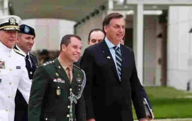 Mauro Cid vai confessar venda ilegal de joias para entregar dinheiro a Bolsonaro