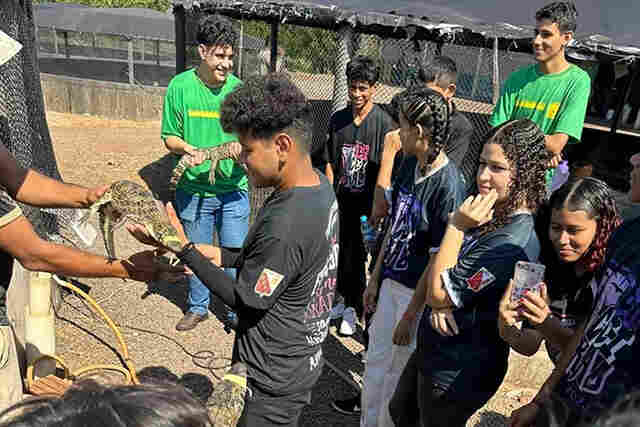 Estudantes da EE Maria Leite aprendem processos t&eacute;cnicos e administrativos durante visita em fazenda de jacar&eacute;