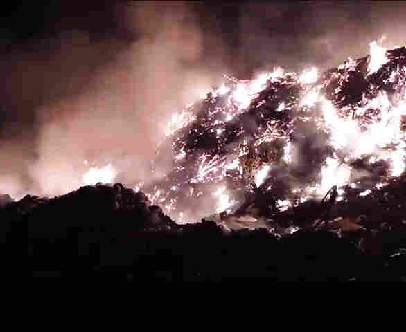V&iacute;deo: Bombeiros combatem inc&ecirc;ndio no lix&atilde;o de Corumb&aacute;