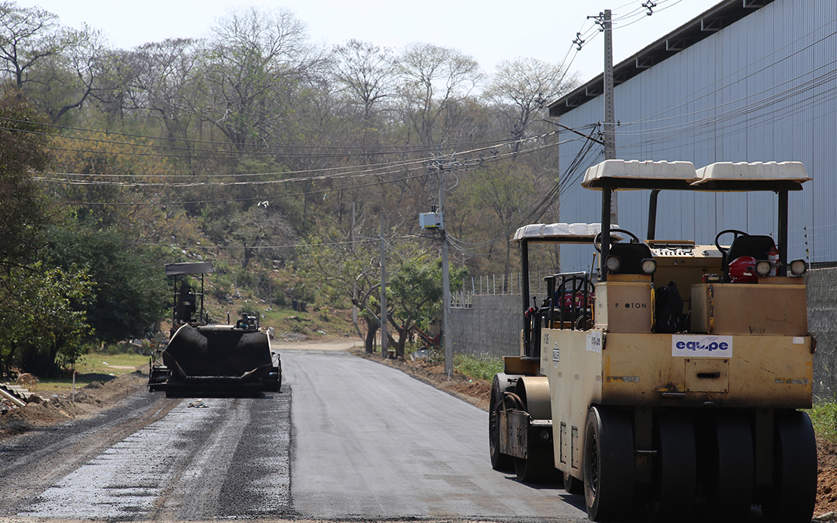 Prefeito acompanha andamento das obras de pavimentação asfáltica no Conjunto Jatobazinho