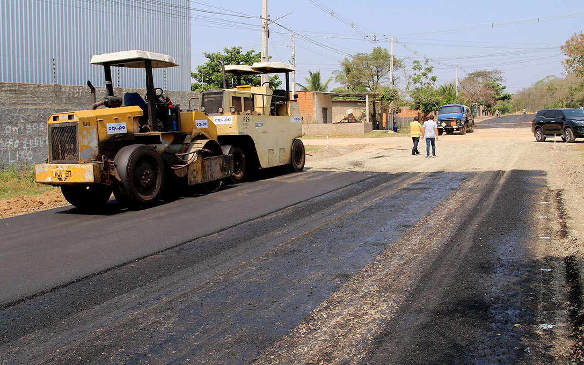 Prefeito acompanha andamento das obras de pavimentação asfáltica no Conjunto Jatobazinho