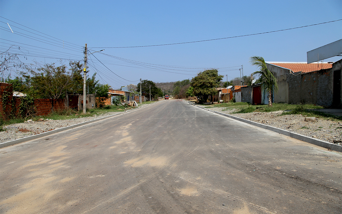 Prefeito acompanha andamento das obras de pavimentação asfáltica no Conjunto Jatobazinho