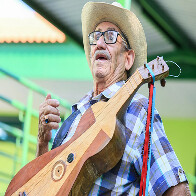 Cria do Pantanal, mestre Sebasti&atilde;o ensina viola de cocho por todo MS