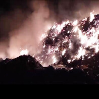 V&iacute;deo: Bombeiros combatem inc&ecirc;ndio no lix&atilde;o de Corumb&aacute;
