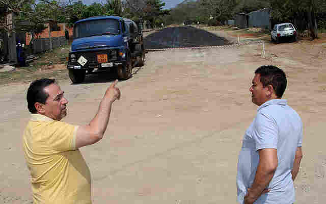 Prefeito acompanha andamento das obras de pavimenta&ccedil;&atilde;o asf&aacute;ltica no Conjunto Jatobazinho
