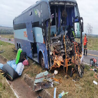 Acidente com &ocirc;nibus de bolivianos deixa quatro feridos e uma v&iacute;tima fatal MS-040