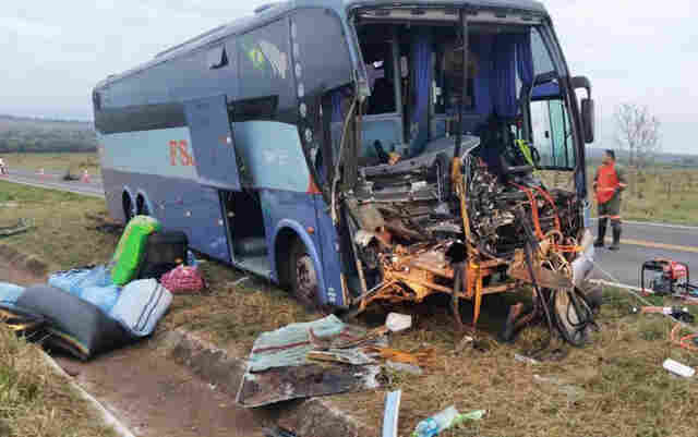 Acidente com &ocirc;nibus de bolivianos deixa quatro feridos e uma v&iacute;tima fatal MS-040
