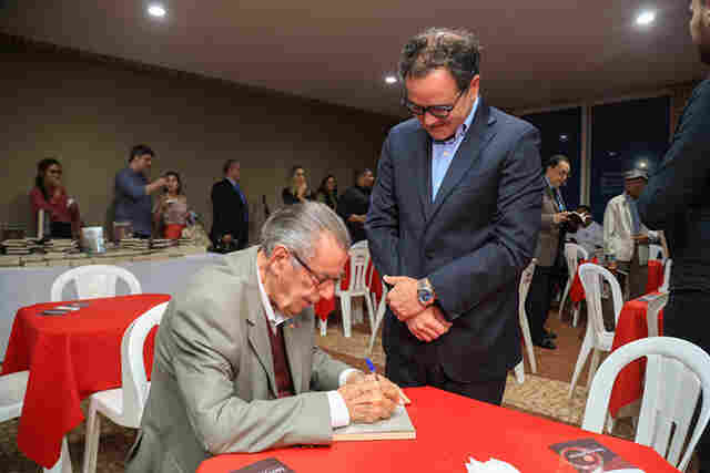 Carlos Bobadilla Garcia lan&ccedil;a livro &ldquo;Advocacia e o Minist&eacute;rio P&uacute;blico: Um Encanto de Vida&rdquo; na OAB/MS