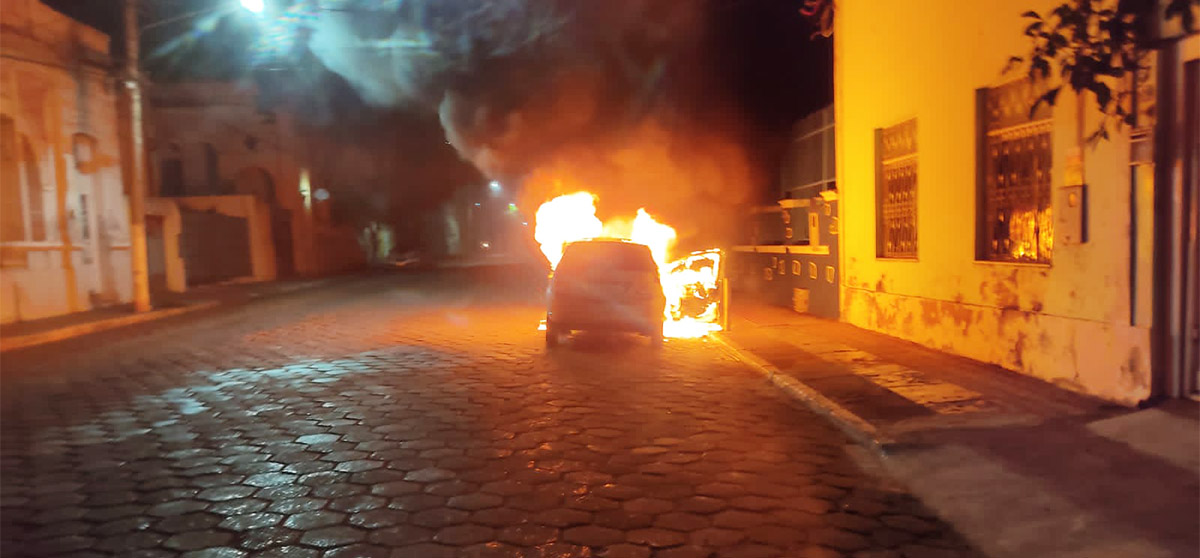 Carro pega fogo na rua Delamare e fica totalmente destruído