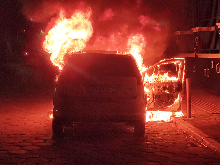 Carro pega fogo na rua Delamare e fica totalmente destruído