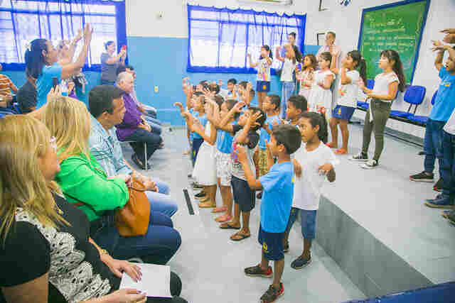 Prefeitura entrega equipamentos para escolas urbanas e rurais da Rede Municipal de Ensino 