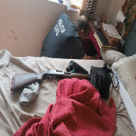 Propriet&aacute;ria de pousada com bipolaridade &eacute; detida ap&oacute;s disparar arma de fogo contra sua filha