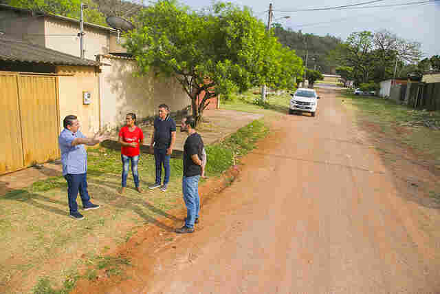 Prefeito acompanha in&iacute;cio de obras de pavimenta&ccedil;&atilde;o em alameda do Conjunto Vit&oacute;ria R&eacute;gia
