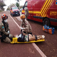 Com pista molhada, mulher sofre queda de moto na Avenida Rio Branco