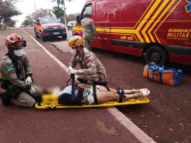 Com pista molhada, mulher sofre queda de moto na Avenida Rio Branco
