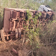 V&Iacute;DEO: Motorista de carreta fica preso as ferragens ap&oacute;s tombar na BR-262 em Corumb&aacute;