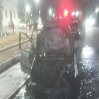 V&Iacute;DEO: Carro fica destru&iacute;do ap&oacute;s inc&ecirc;ndio no meio da rua em Lad&aacute;rio