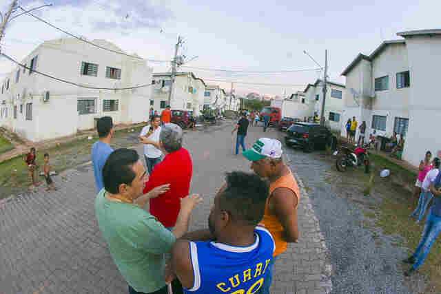 No Conjunto Buriti, prefeito acompanha servi&ccedil;os emergenciais e tranquiliza moradores