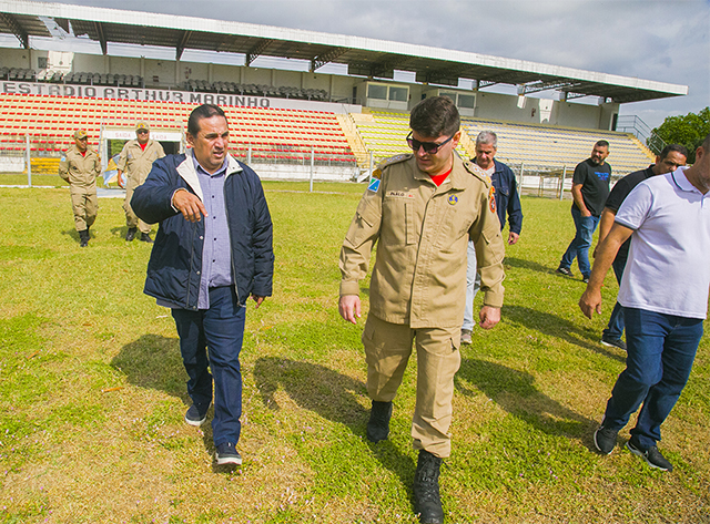 Prefeito acompanha visita técnica do Comando do 3° Grupamento de Bombeiros ao estádio Arthur Marinho