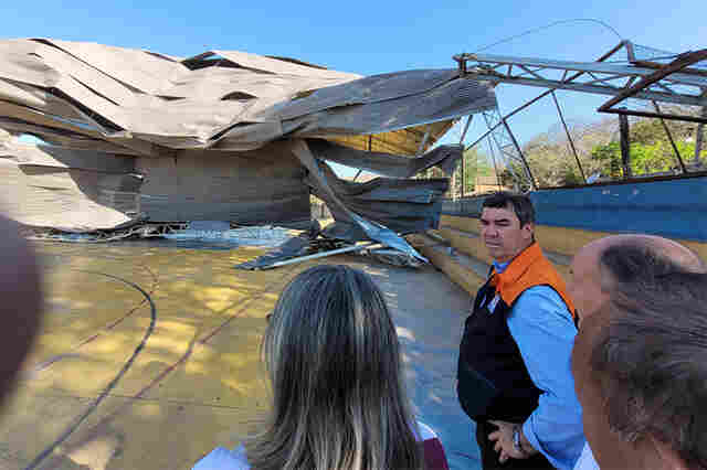 Governador visita v&iacute;timas e locais atingidos por tempestade em Corumb&aacute;