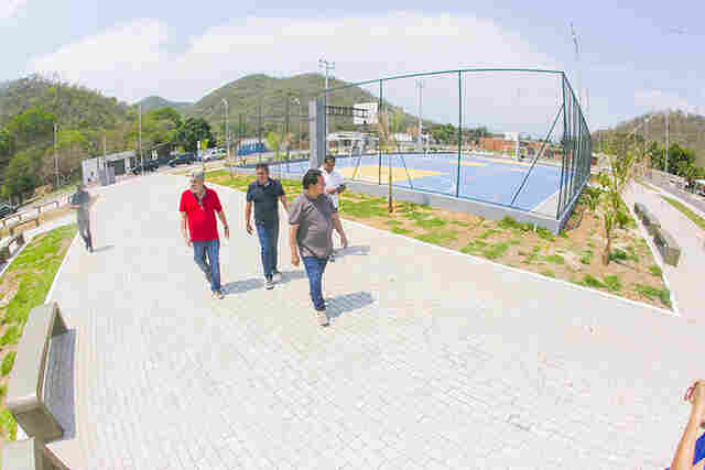 Em visita &agrave; UBS Simone Flores e pra&ccedil;a do Cravo Vermelho, prefeito define entregas para este m&ecirc;s