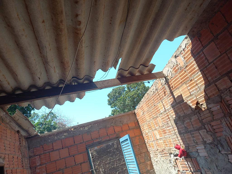 Prefeitura segue com trabalho de limpeza e atendimento &agrave;s fam&iacute;lias afetadas por ventania
