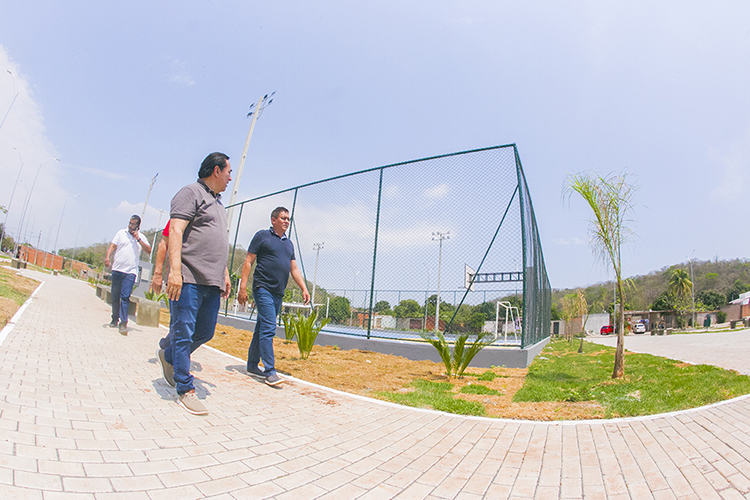 Em visita &agrave; UBS Simone Flores e pra&ccedil;a do Cravo Vermelho, prefeito define entregas para este m&ecirc;s