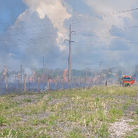 Bombeiros combatem inc&ecirc;ndio em vegeta&ccedil;&atilde;o pr&oacute;ximo a Subesta&ccedil;&atilde;o de Energia El&eacute;trica no bairro Maria Leite