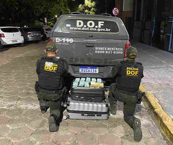 V&Iacute;DEO: DOF prende casal com R$ 90 mil em esp&eacute;cie em Corumb&aacute;