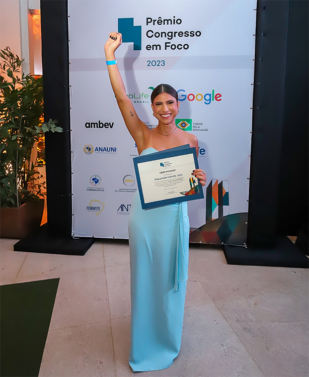 Estreante na C&acirc;mara Federal, deputada Camila Jara conquista tr&ecirc;s categorias no Pr&ecirc;mio Congresso em Foco