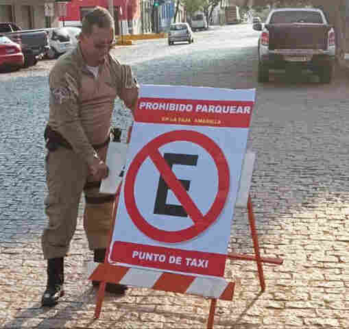 Educadores e agentes de tr&acirc;nsito fazem a&ccedil;&atilde;o para orientar motoristas bolivianos 