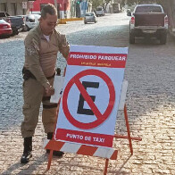 Educadores e agentes de tr&acirc;nsito fazem a&ccedil;&atilde;o para orientar motoristas bolivianos 