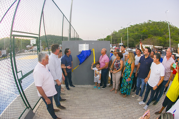 Prefeito entrega moderno complexo de esporte e lazer no bairro Cravo Vermelho