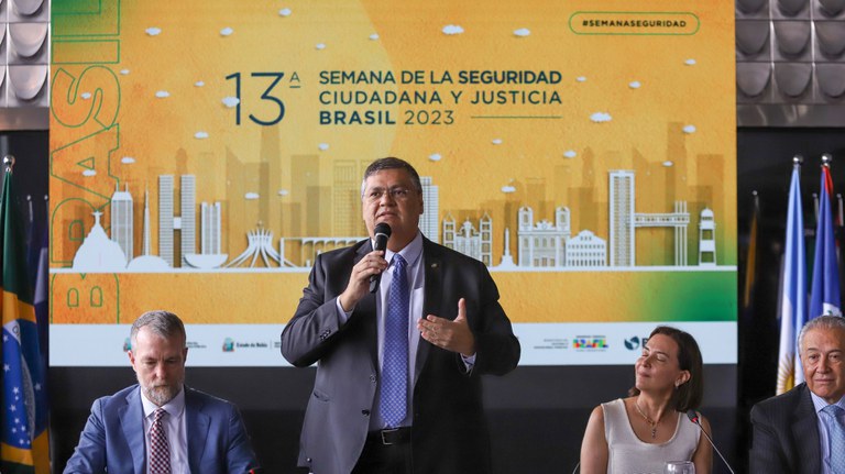Governo Federal oficializa cria&ccedil;&atilde;o de 100 mil bolsas para capacita&ccedil;&atilde;o de agentes de seguran&ccedil;a