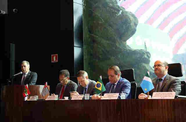 Secret&aacute;rios de Seguran&ccedil;a assinam termo para combater crimes transfronteiri&ccedil;os em MS, SP, PR, SC e RS