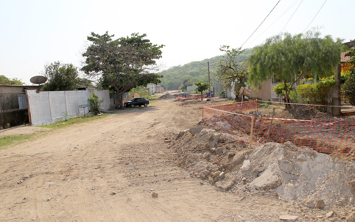 Pavimenta&ccedil;&atilde;o e drenagem avan&ccedil;am; prefeito viabiliza recursos para mais 40 quadras