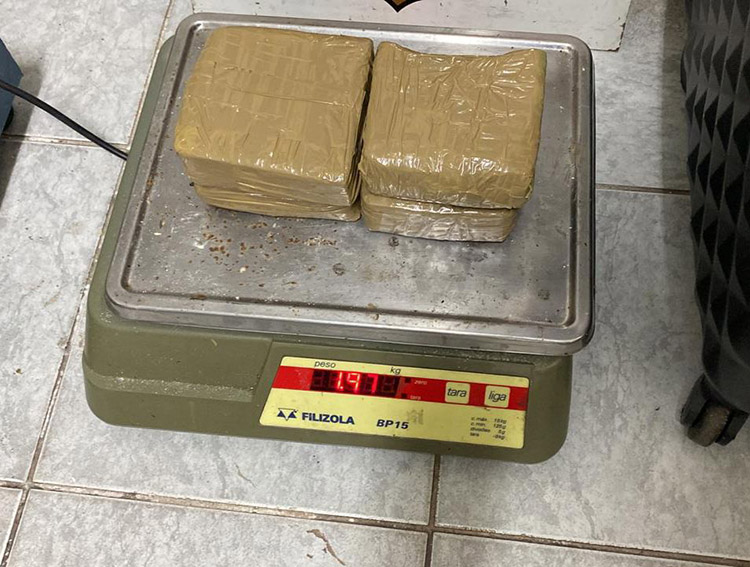Com aux&iacute;lio de c&atilde;es farejadores Receita Federal apreende skunk e pasta base de coca&iacute;na em &ocirc;nibus de viagem 
