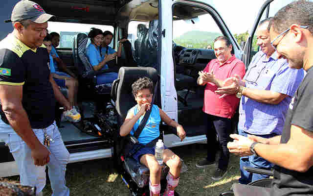 Prefeitura refor&ccedil;a frota da educa&ccedil;&atilde;o inclusiva da Rede Municipal de Ensino com cinco novos ve&iacute;culos