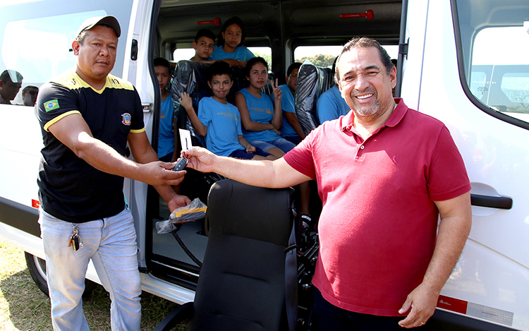 Prefeitura refor&ccedil;a frota da educa&ccedil;&atilde;o inclusiva da Rede Municipal de Ensino com cinco novos ve&iacute;culos