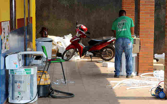 A Prefeitura faz troca, instala&ccedil;&atilde;o e manuten&ccedil;&atilde;o de aparelhos de ar-condicionado em escolas da REME