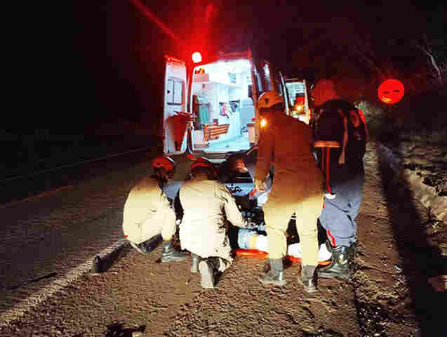 Motociclista e pedestre ficam feridos ap&oacute;s acidente no Anel Vi&aacute;rio de Corumb&aacute;