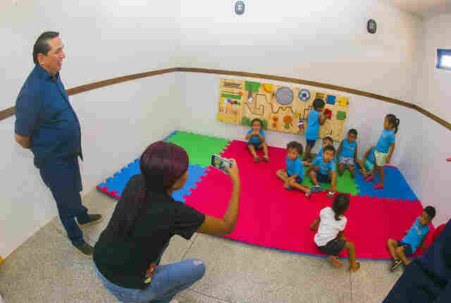 Prefeito Marcelo Iunes entrega pain&eacute;is psicomotores para Cemeis da Rede Municipal de Ensino