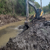 Prefeitura executa limpeza de canais de drenagem de &aacute;guas pluviais da cidade