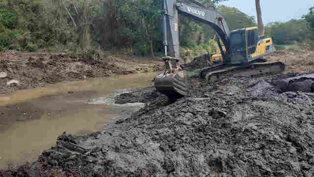 Prefeitura executa limpeza de canais de drenagem de &aacute;guas pluviais da cidade